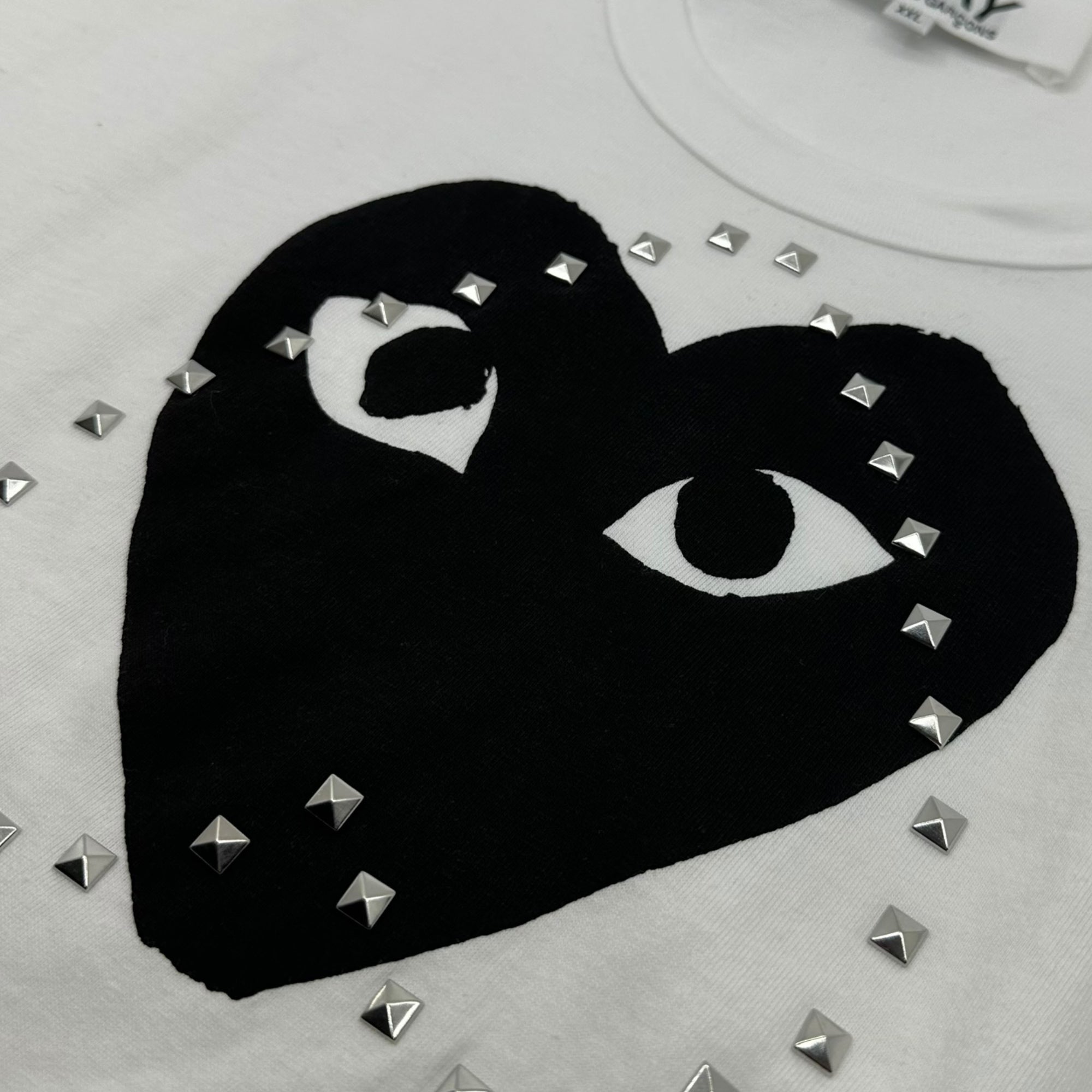 PLAY COMME des GARCONS(プレイコムデギャルソン) 24SS Unisex T-Shirt Printed Black Heart X Studs White スタッズ ハート ロゴ Tシャツ AX-T804 XXL ホワイト