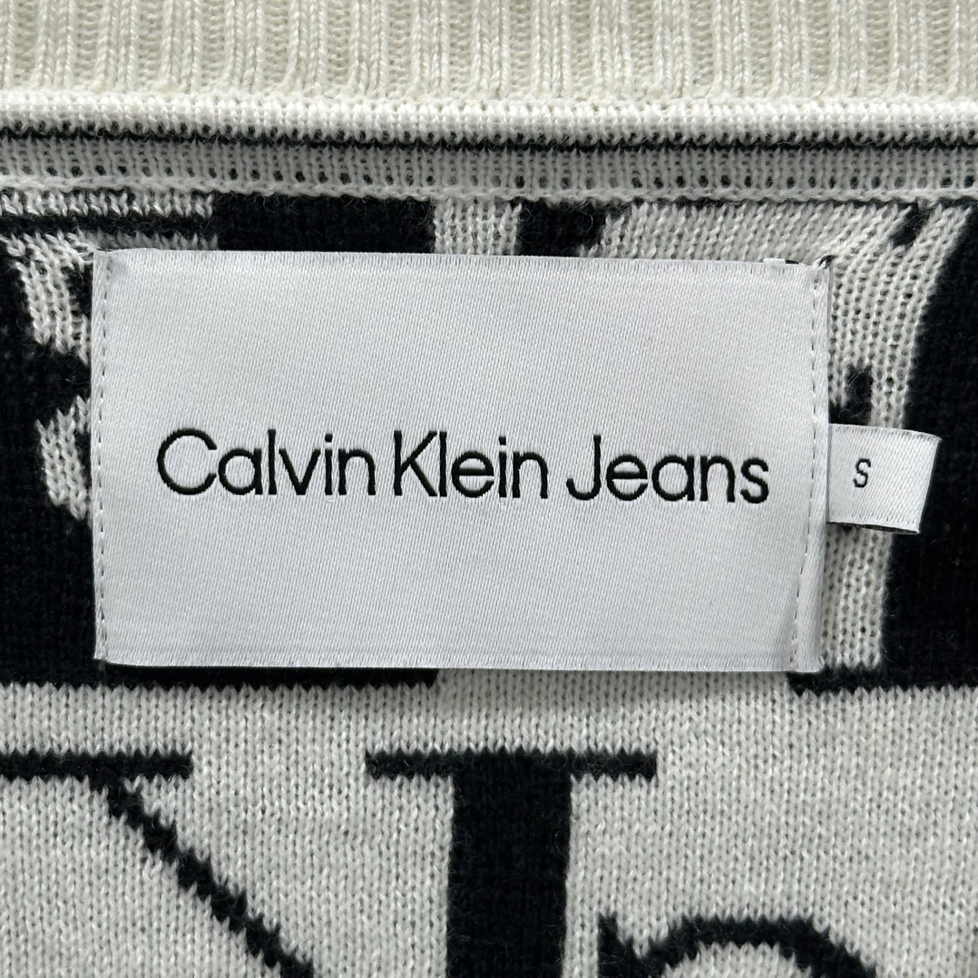 Calvin Klein Jeans(カルバンクラインジーンズ)  V-Neck Cardigan ロゴ ジャガード カーディガン J222385 S ホワイト×ブラック