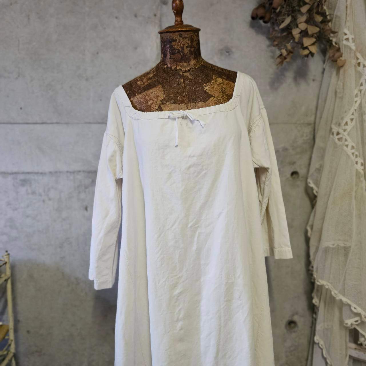 Euro antique(ヨーロッパアンティーク) france 手織りリネンとモノグラム刺繍の物語的ワンピース 表記無し(L～程度) アイボリー