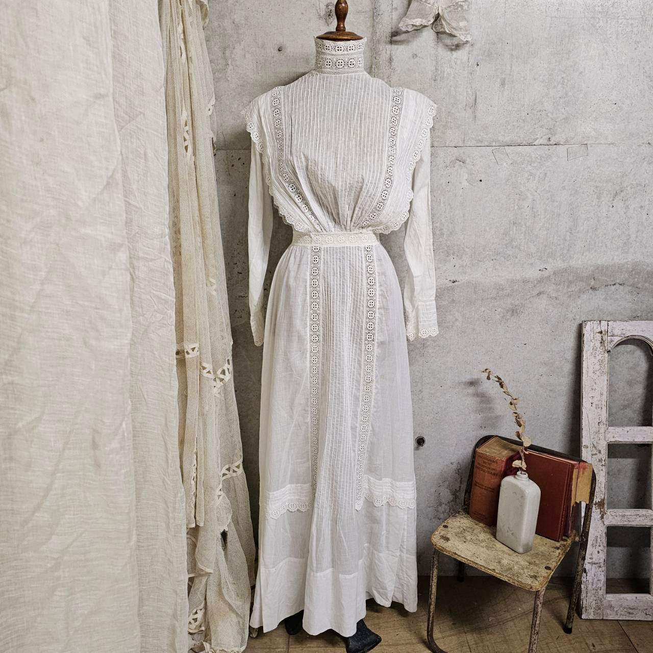 Euro antique(ヨーロッパアンティーク) 10's~Victorian cotton standcollar long onepiece コットンのスタンドカラーとレースのロング丈ドレス ワンピース ウエスト：約56cm、着丈：約135cm/各所にダメージ有 ホワイト