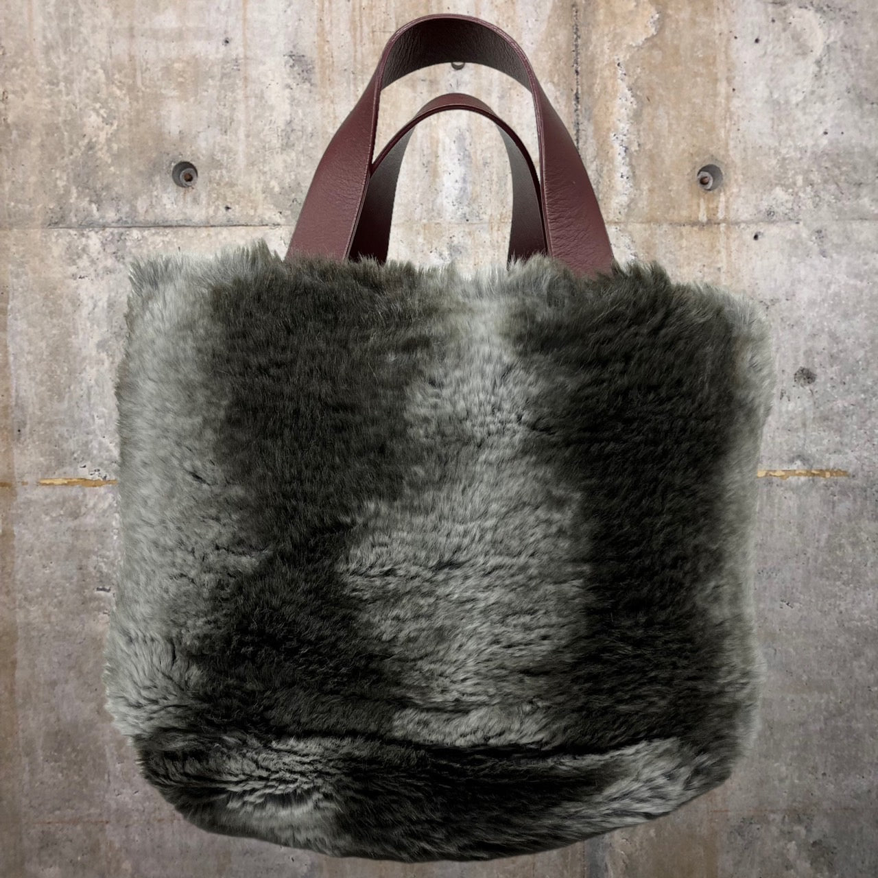 Vivienne Westwood(ヴィヴィアンウエストウッド) orb charm eco fur bag/オーブチャームエコファーバッグ/トートバッグ グレー