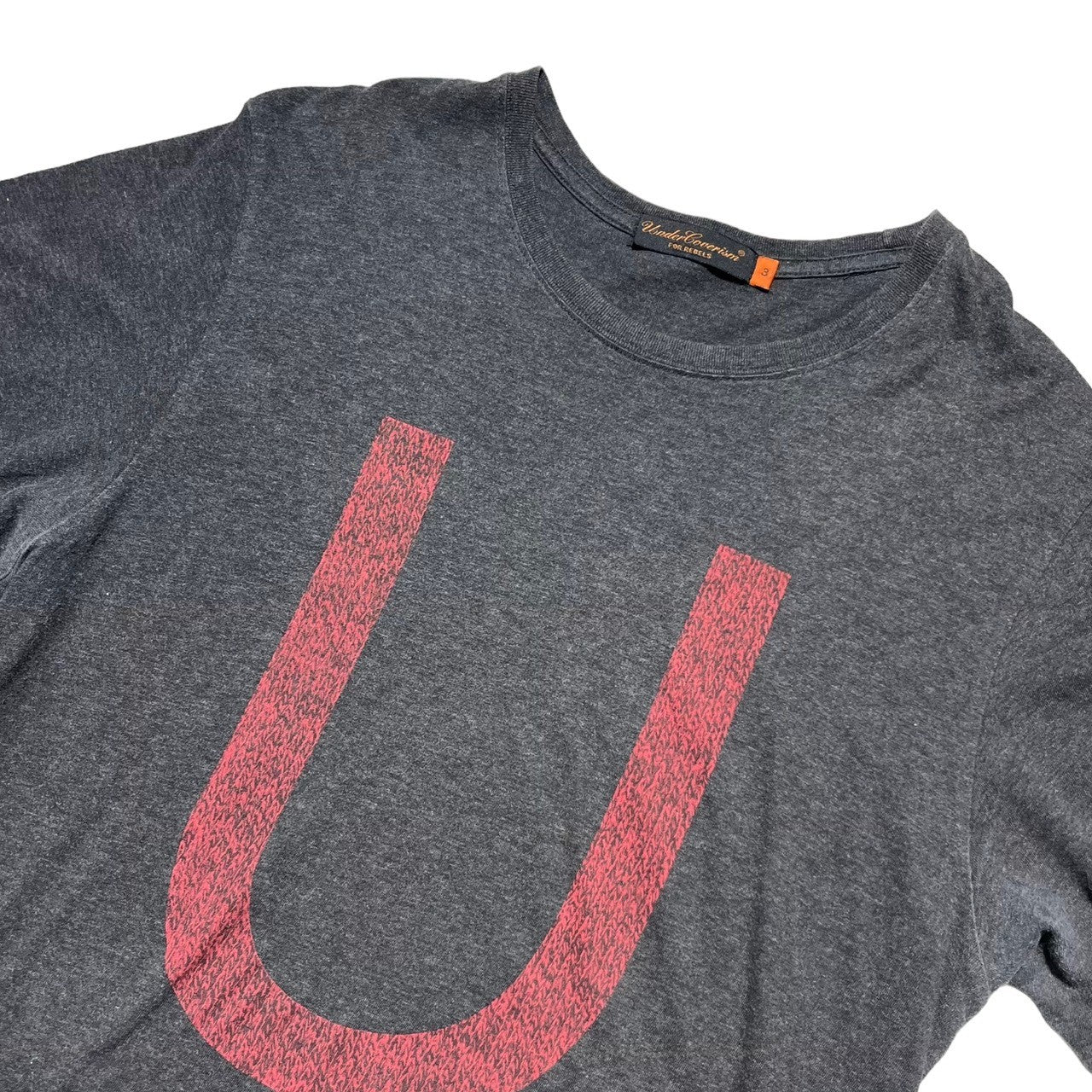 UNDERCOVERISM(アンダーカバーイズム) Knitted print 'U' logo crew neck T-shirt ニット編み プリント 「U」 ロゴ クルーネック Tシャツ 3(M~L) チャコールグレー×レッド