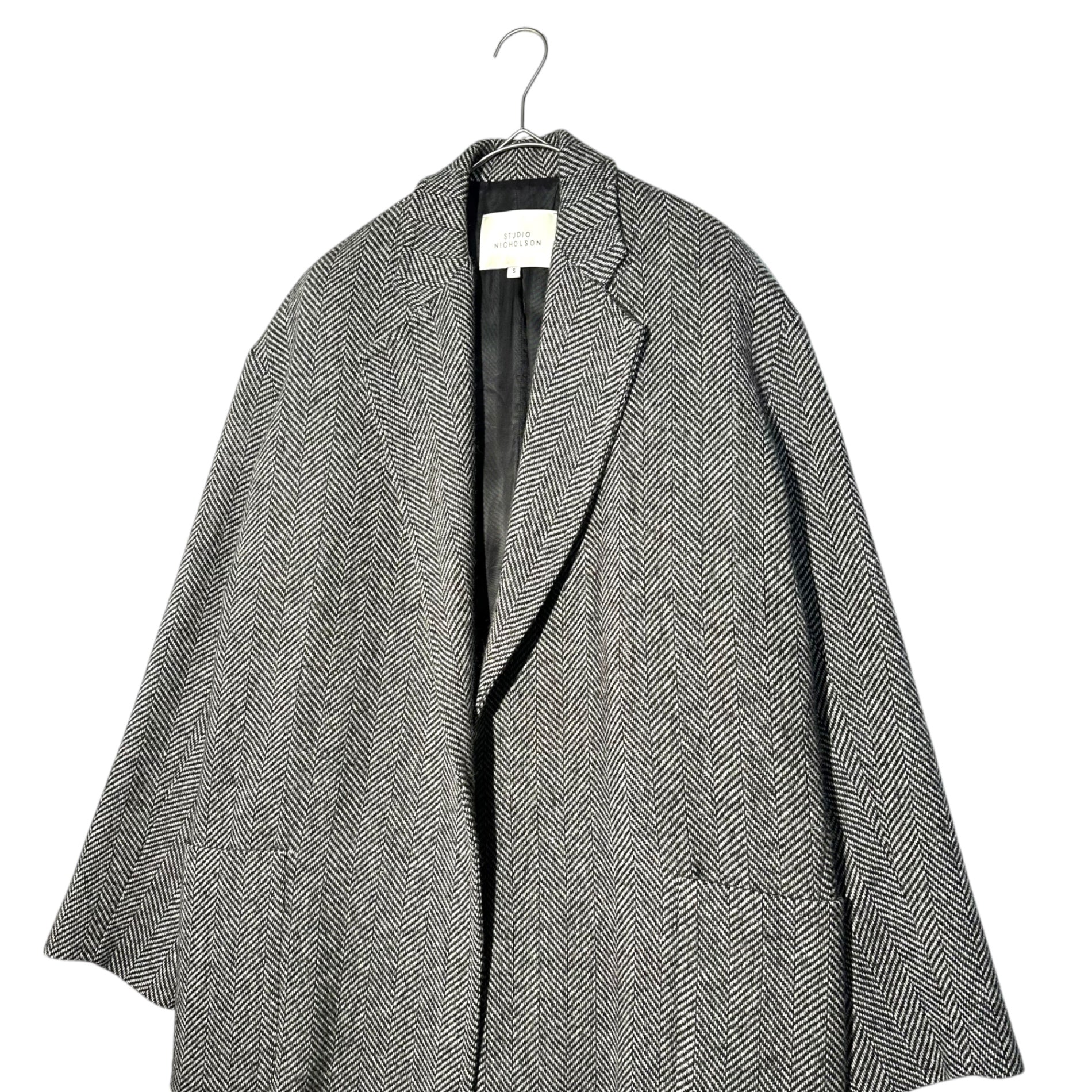 STUDIO NICHOLSON(スタジオニコルソン) Buttonless Herringbone Wool Chester Long Coat ボタンレス ヘリンボーン ウール チェスター ロング コート SN-146 S グレー ユニセックス