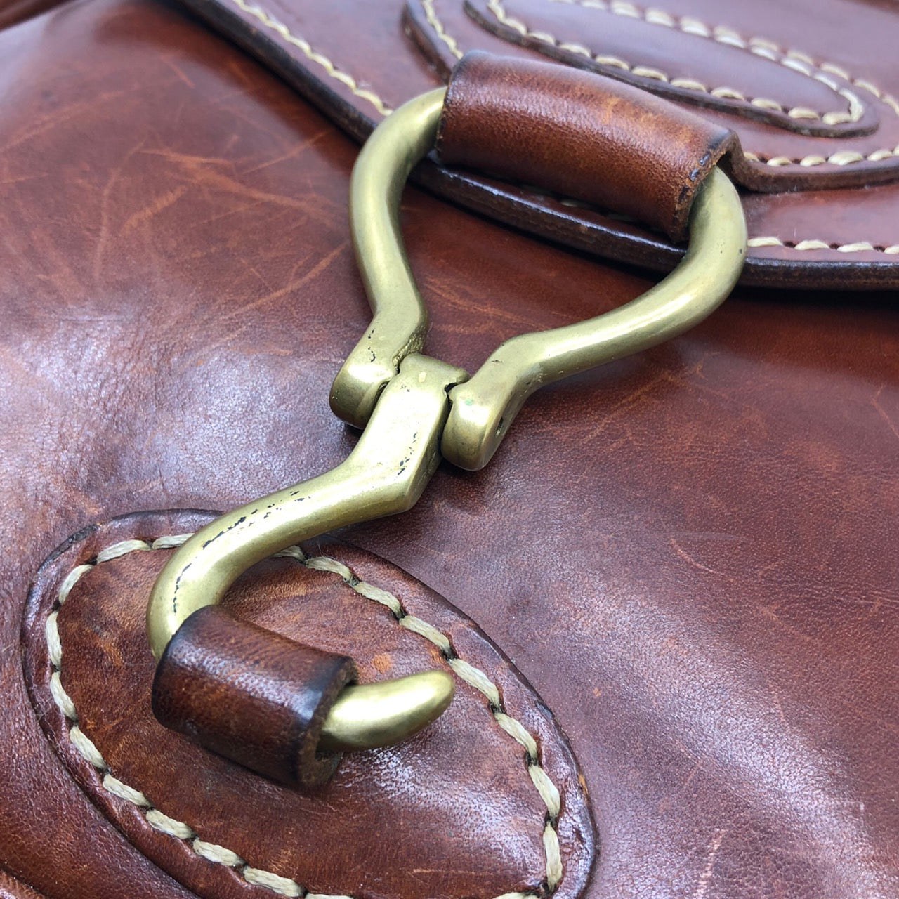 ISAIAH KINCAID(イザヤキンケイド) ヴィンテージ真鍮バックルレザーショルダーバッグ ブラウン イタリア製　厚革