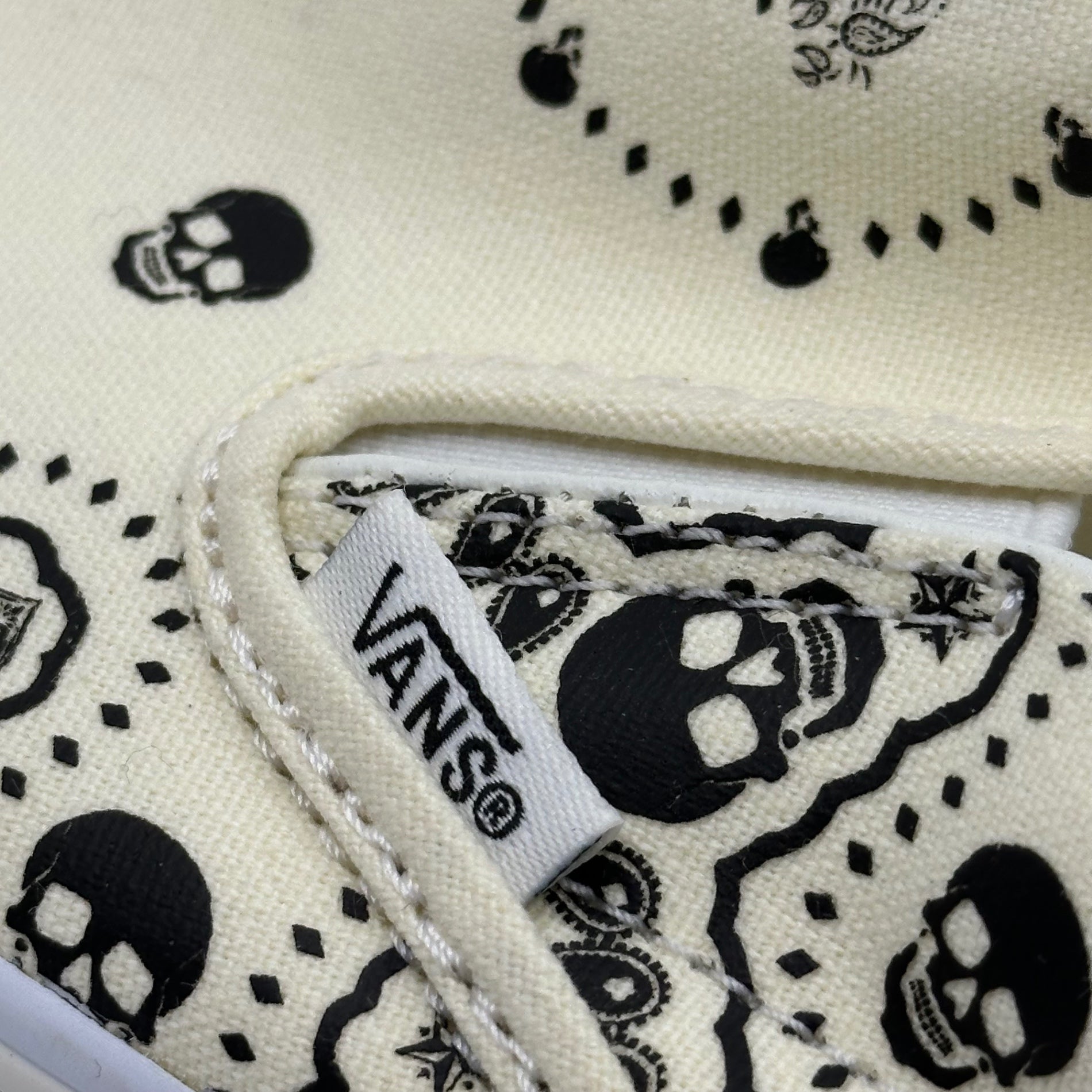 VANS(バンズ) LASSIC SLIP-ON クラシック スリッポン ドクロ ペイズリー VN0A33TB42S 26.5cm ホワイト スニーカー