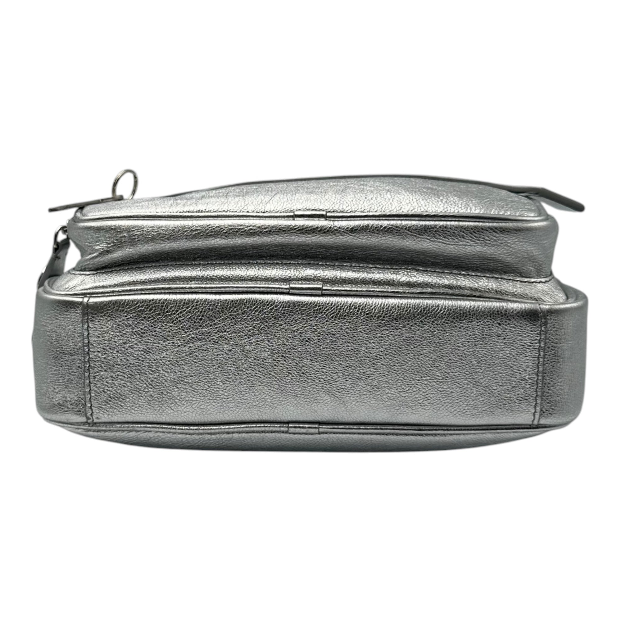 Acne Studios(アクネストゥディオズ) Camero Party Grainy Metallic カメロ パーティー グレイン メタリック A10460- シルバー 肩掛け ワンショルダー バッグ