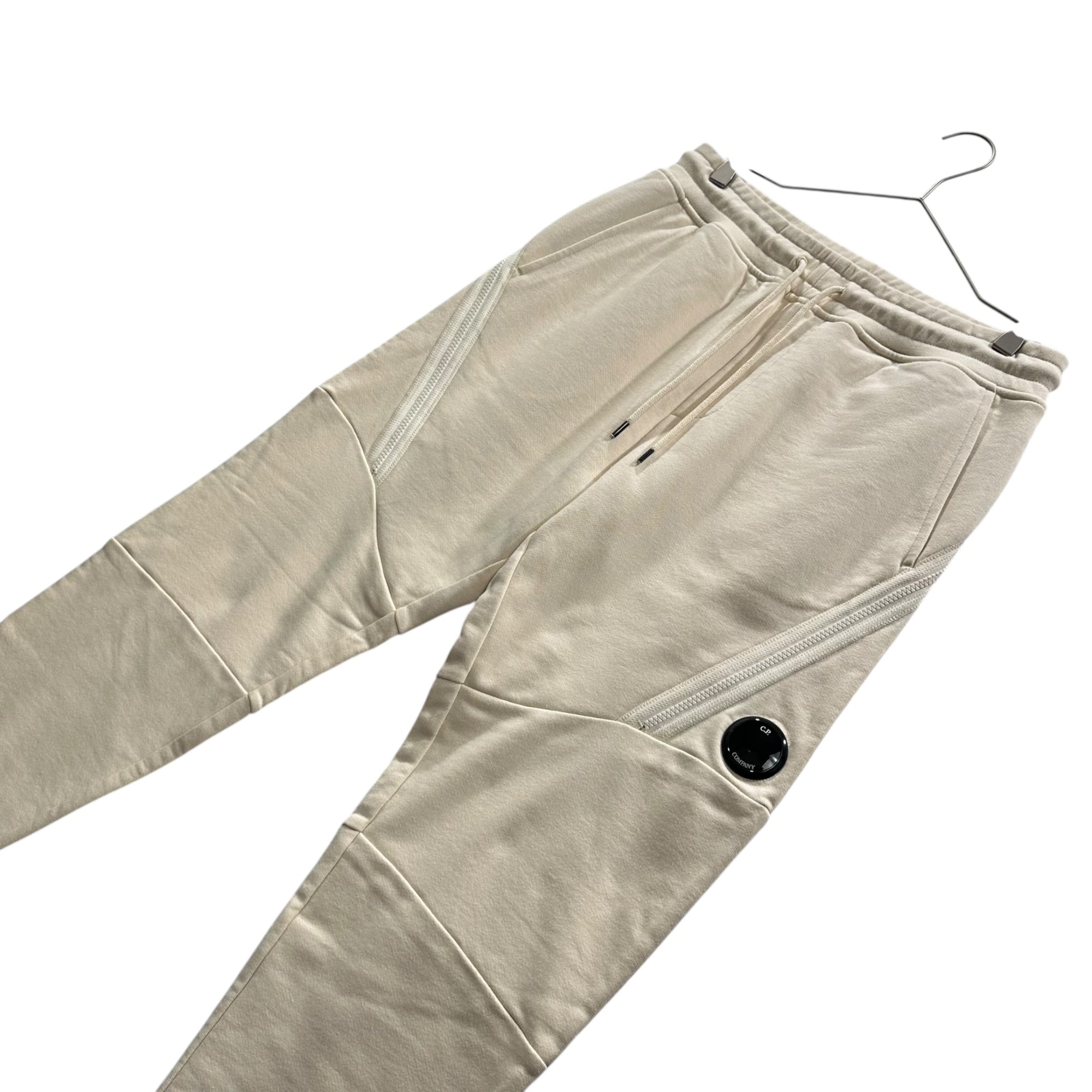 C.P.COMPANY(シーピーカンパニー) 2024SS Diagonal Raised Fleece Sweatpants サイドジップ スウェット パンツ 16CMSP084A 005086W S アイボリー
