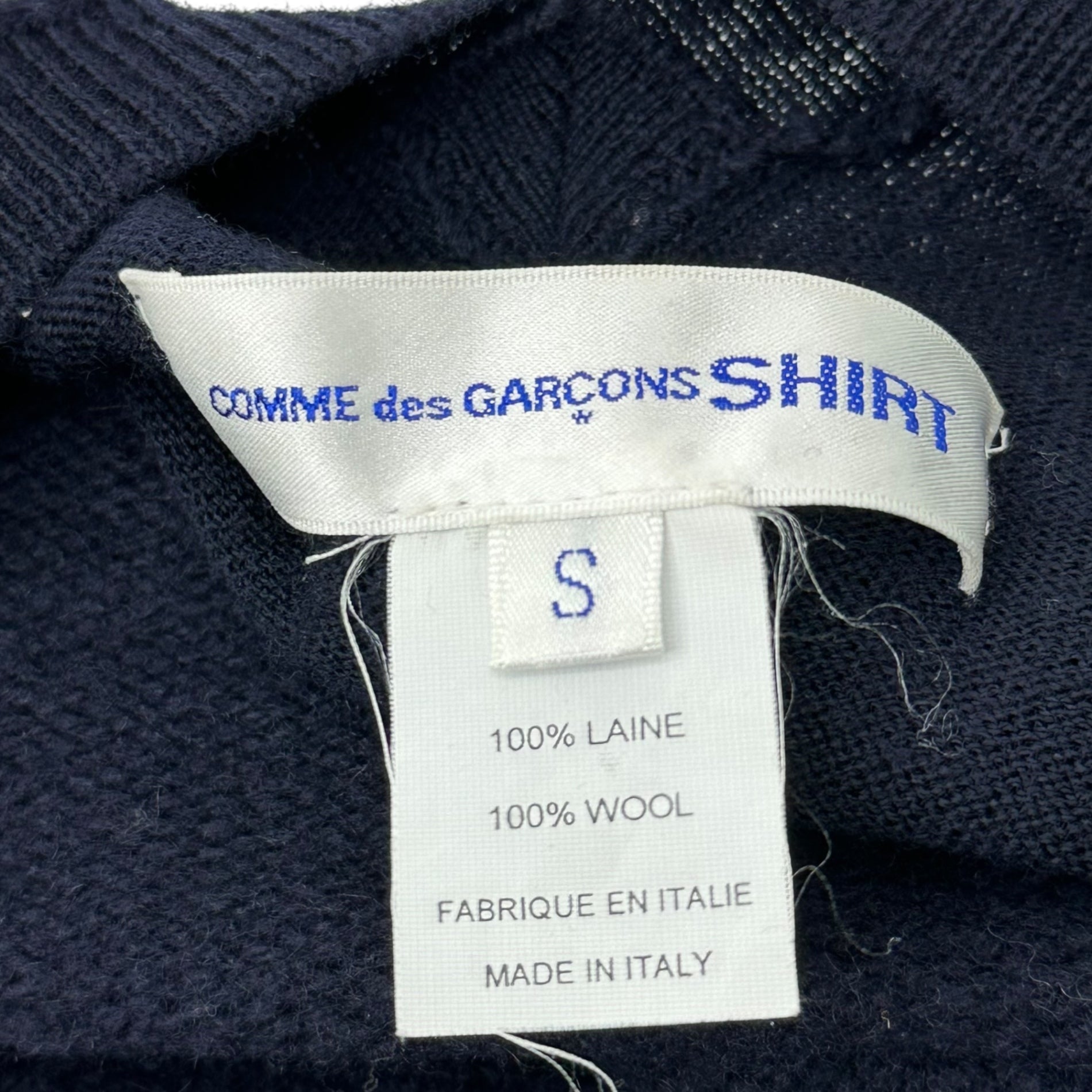 COMME des GARCONS SHIRT(コムデギャルソンシャツ) ”Drown” Printed Back V-Neck Knit プリント バックV ニット W13504 S ネイビー