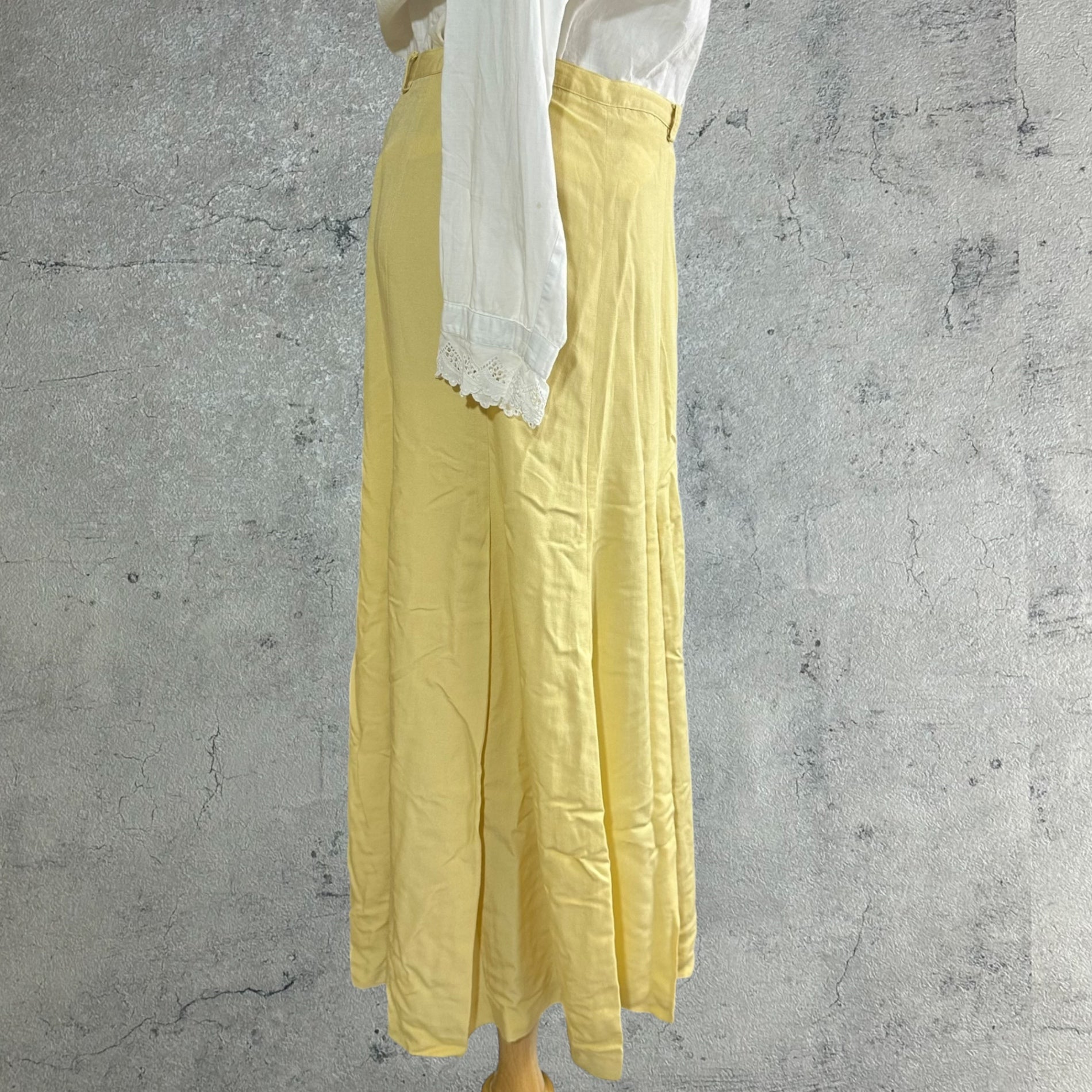 Euro vintage(ヨーロッパヴィンテージ) 【Made in France 】pale yellow box pleated long skirt 淡いイエローのボックスプリーツロングスカート Mサイズ程度 / レーヨン×ポリエステル×リネン混 イエロー