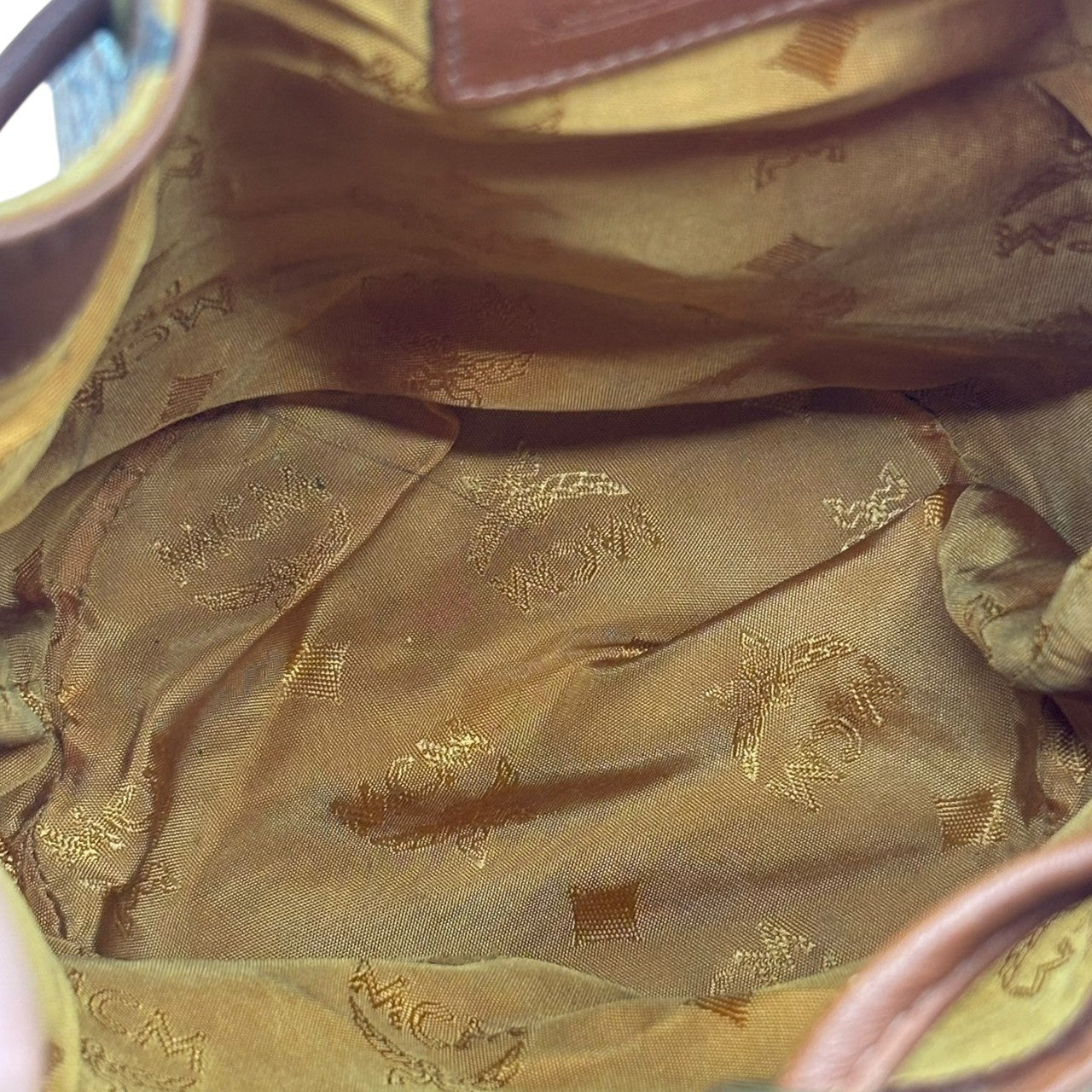 MCM(エムシーエム) Mini Drawstring Shoulder Pouch ミニ 巾着型 ショルダー ポーチ バッグ ブラウン