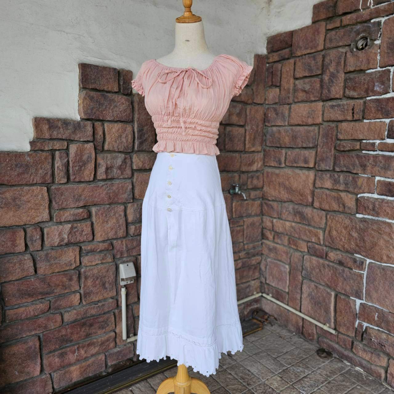 Euro vintage(ヨーロッパヴィンテージ) pale smokey pink with ribbon shirring blouse ペールピンクのシャーリングリボンブラウス Mサイズ程度/袖口に微細なシミ有 ピンク