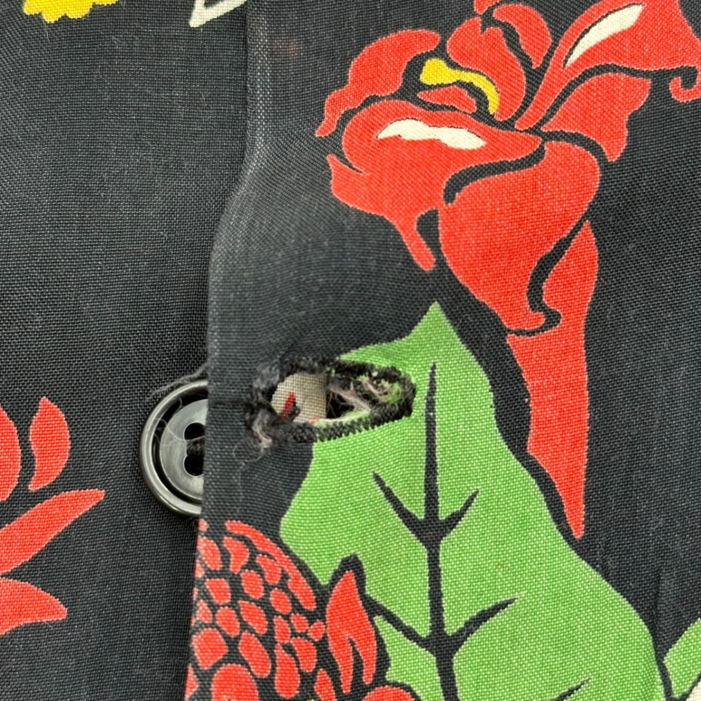 VINTAGE(ヴィンテージ) 50～60's Front Floral Pattern Aloha Shirt 50年～60年代 フロント 花柄 アロハシャツ XL程度 ブラック×レッド×グリーン 総シルク 稀少カラー ハンドメイド